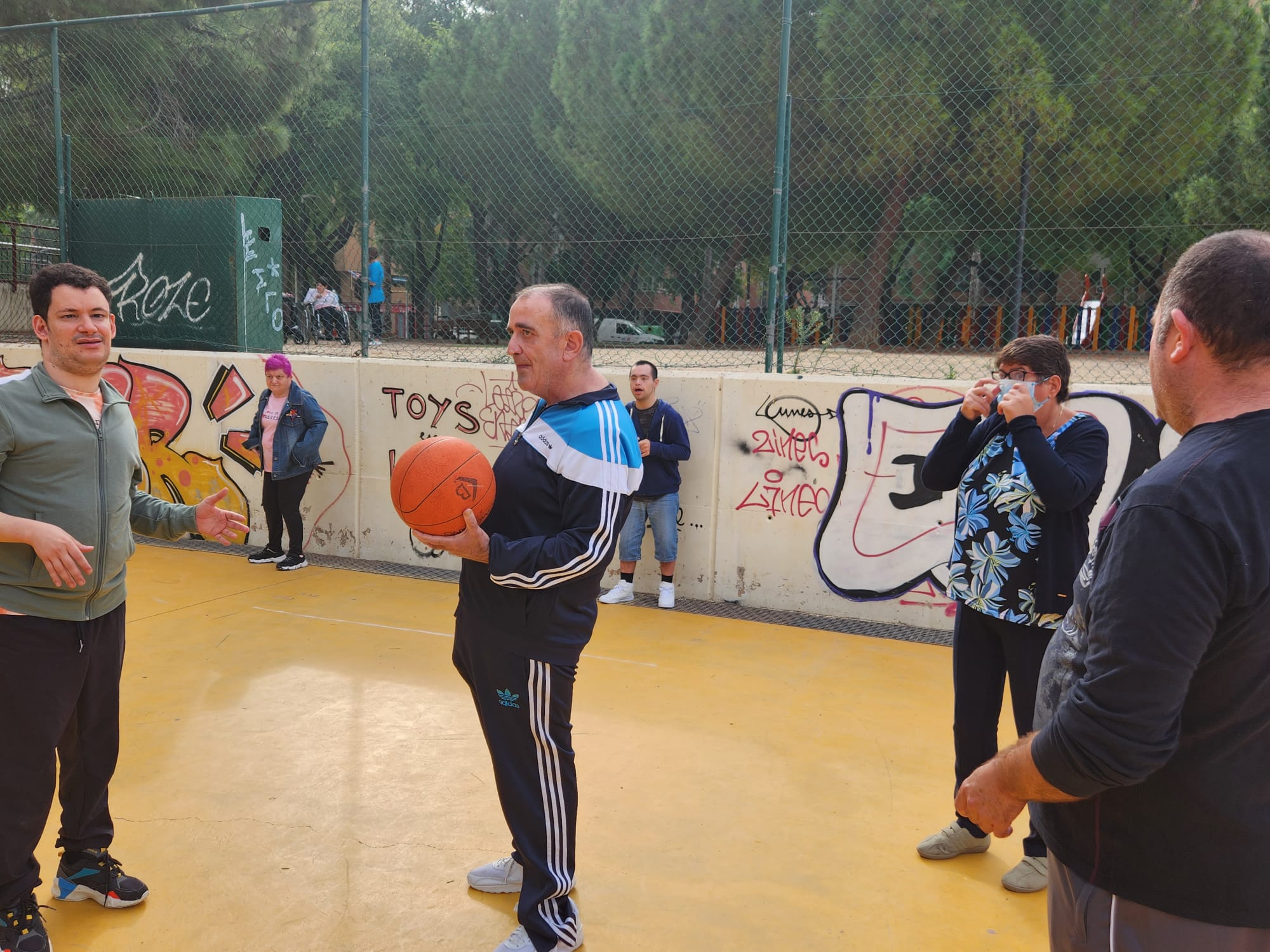  Tenis y baloncesto, en la jornada deportiva del Centro de Día de Fundación AFIM