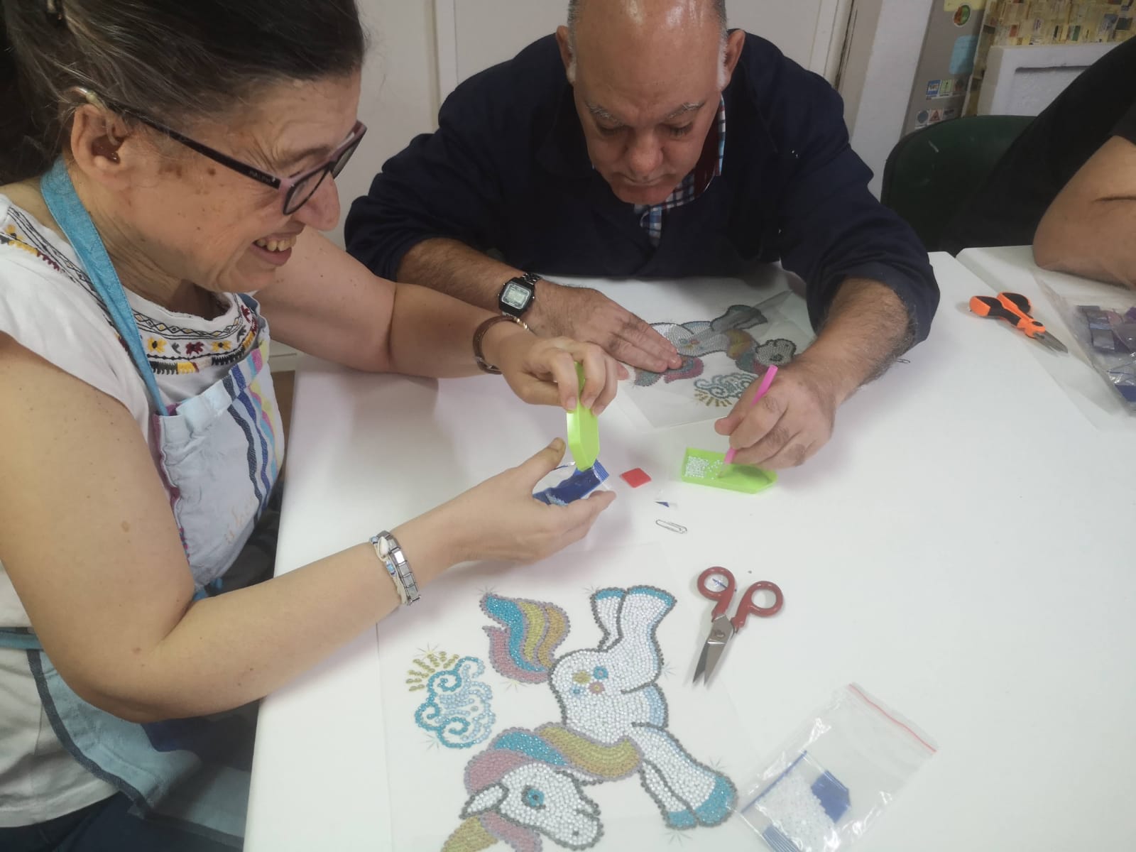  Diamond Painting: enamorados de nuestra nueva actividad en Fundación AFIM Málaga