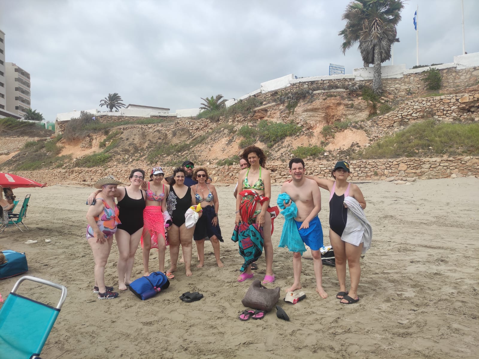  El Centro de día de Fundación AFIM en Murcia organiza una divertida jornada en la playa de la Zenia