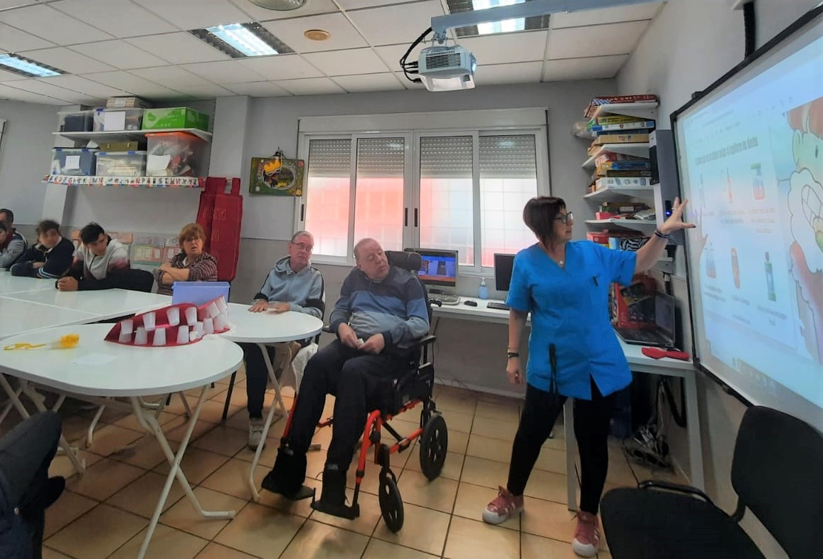  Formación en higiene bucodental en el Centro de Día de Fundación AFIM en Murcia