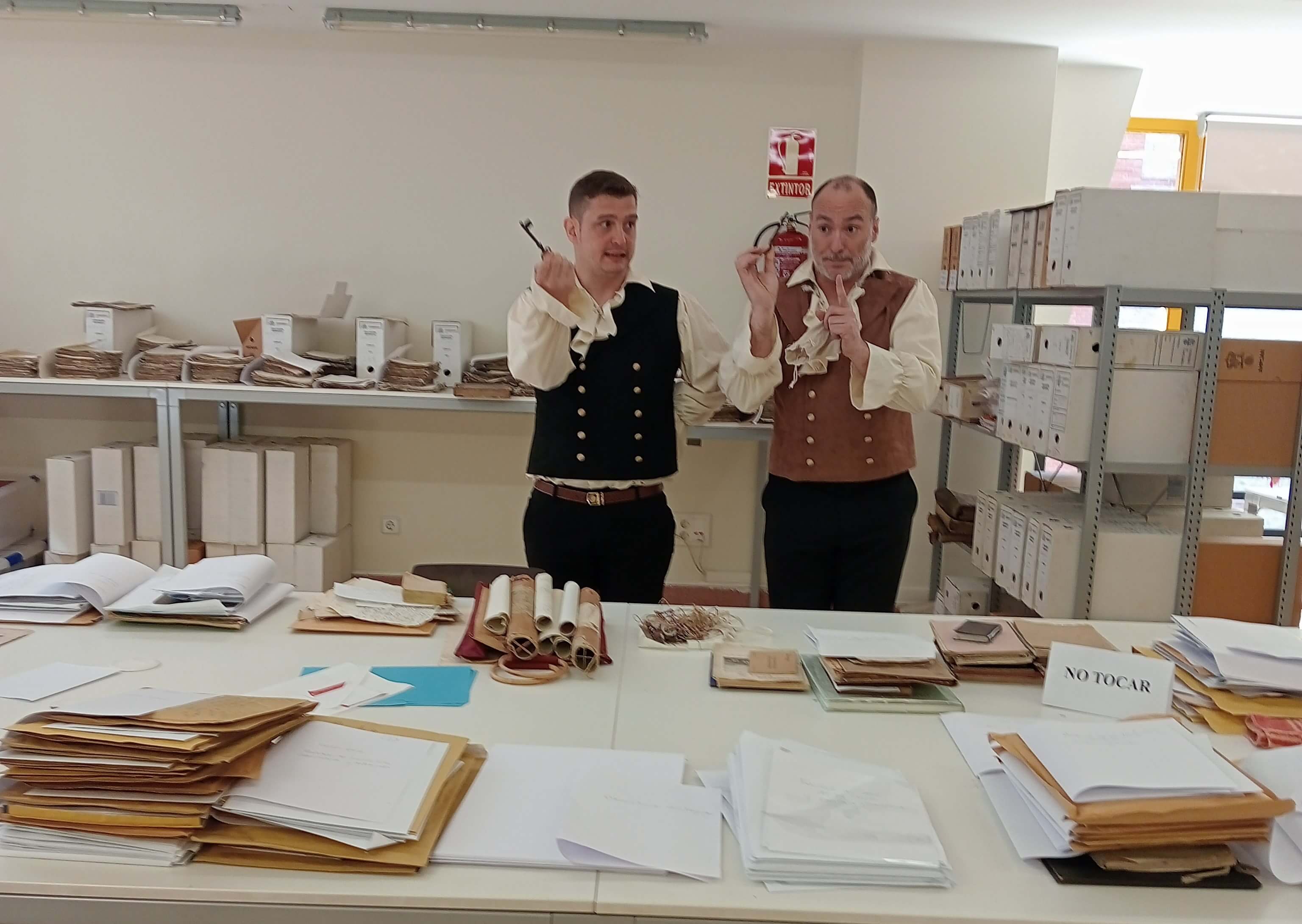  Disfrutamos de una visita guiada teatralizada en el Archivo Histórico de Cantabria