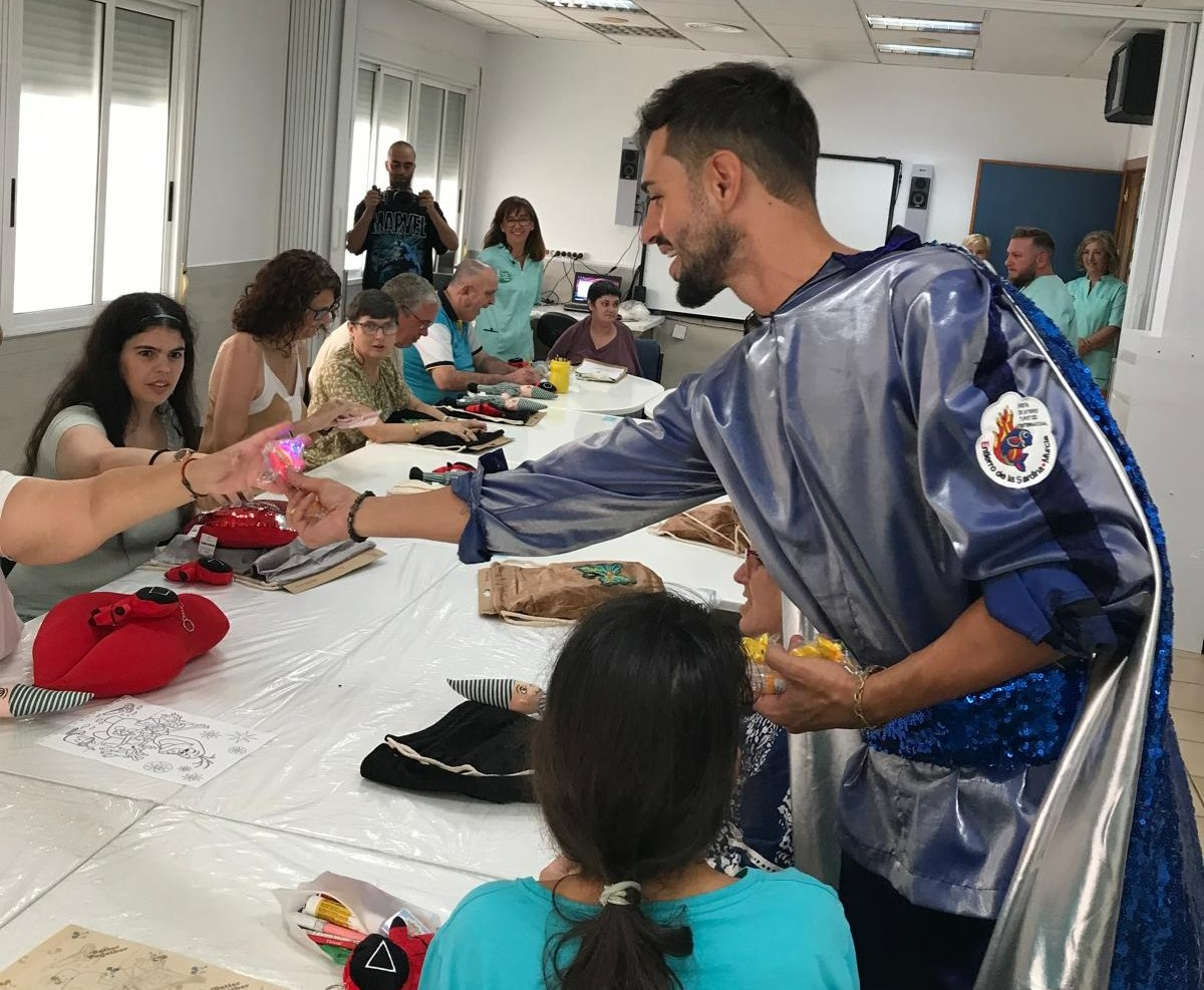  El actual Mister Murcia visita nuestro Centro de Día Fundación AFIM