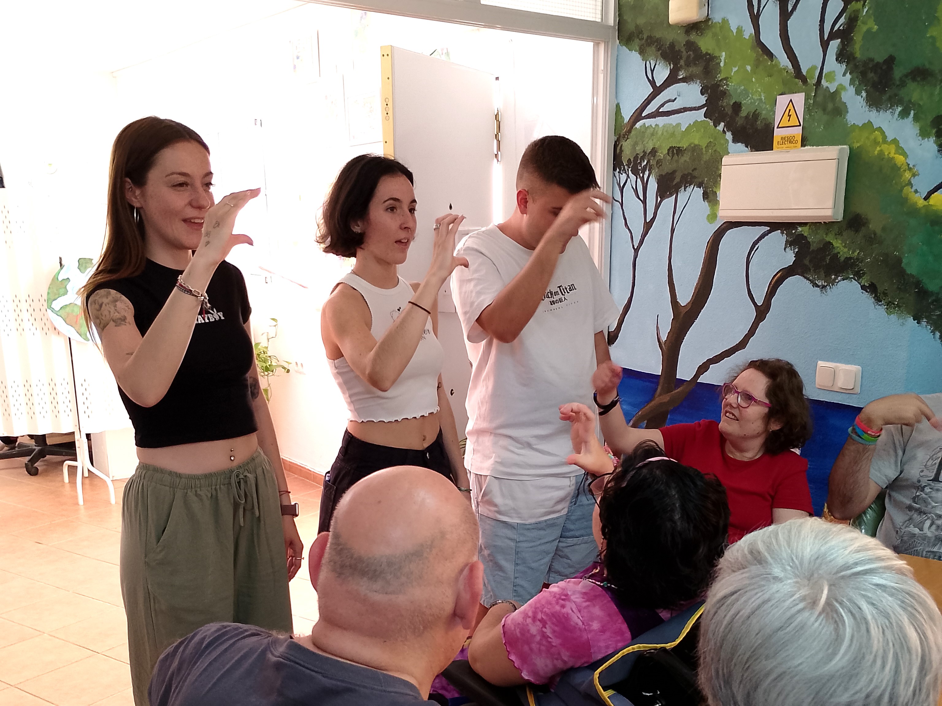  Éxito del taller de Lengua de Signos organizado por estudiantes en prácticas en AFIM Málaga